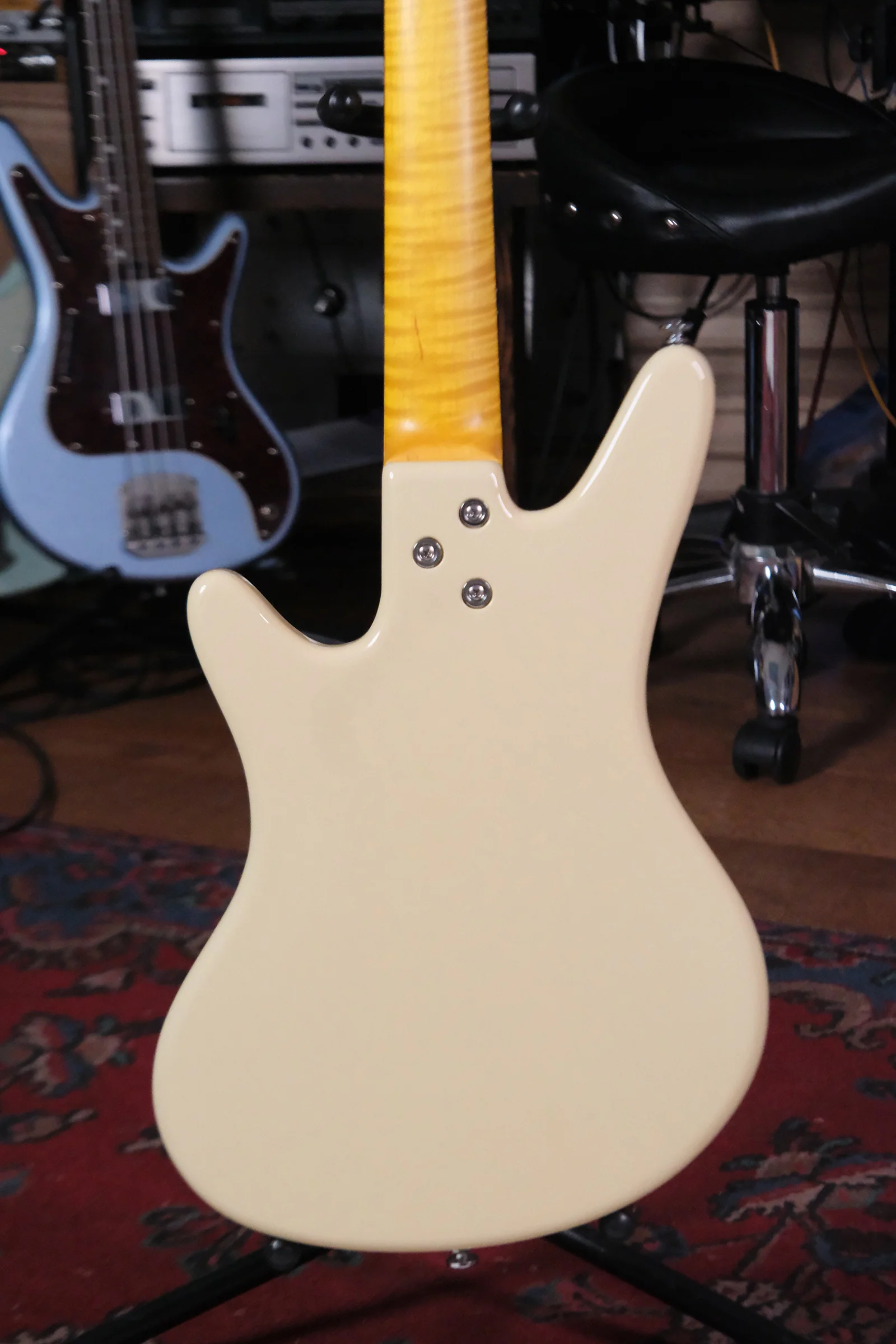 Acinonyx V Short Scale Bass Guitar - Aged White - Image 3