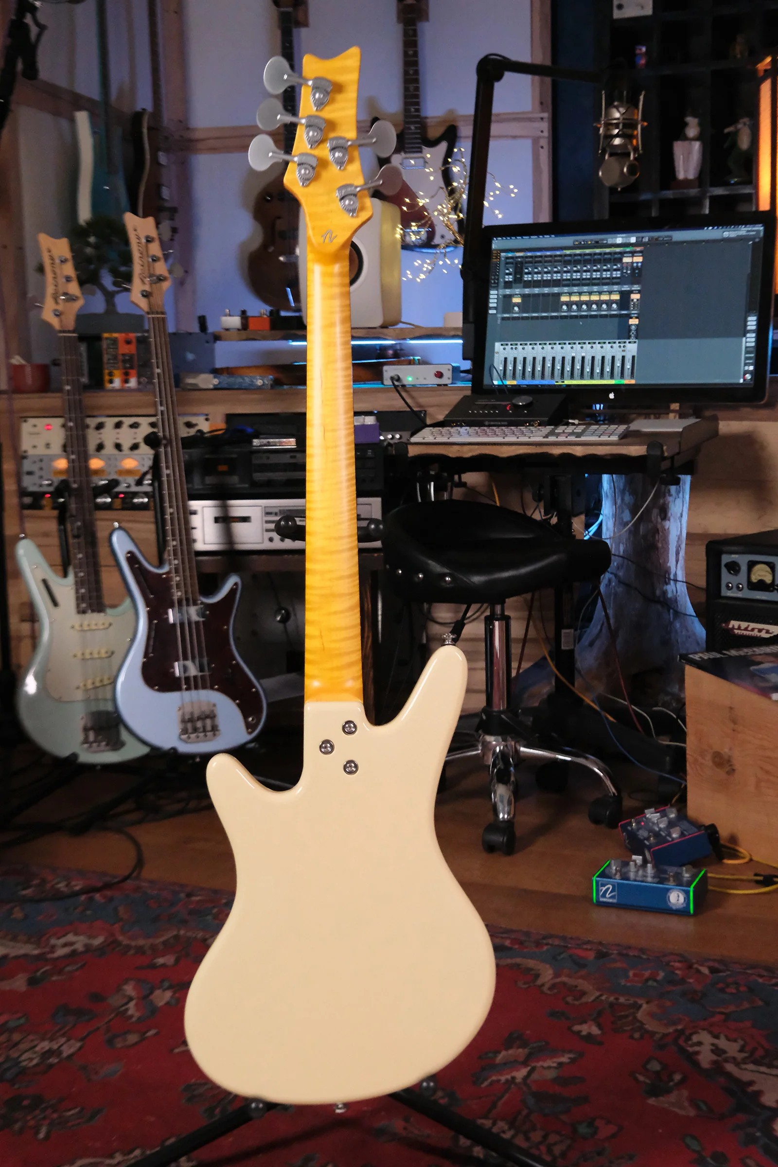 Acinonyx V Short Scale Bass Guitar - Aged White - Image 4