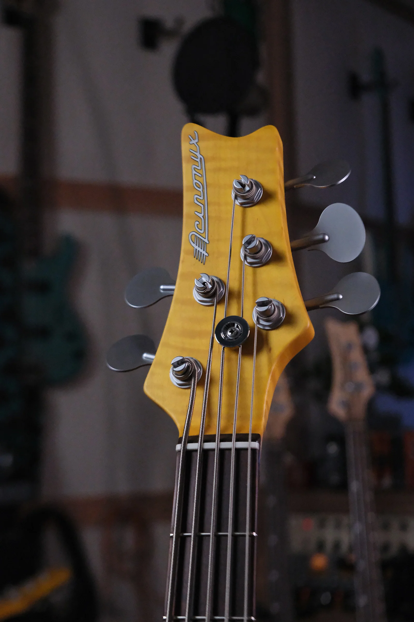 Acinonyx V Short Scale Bass Guitar - Aged White - Image 5