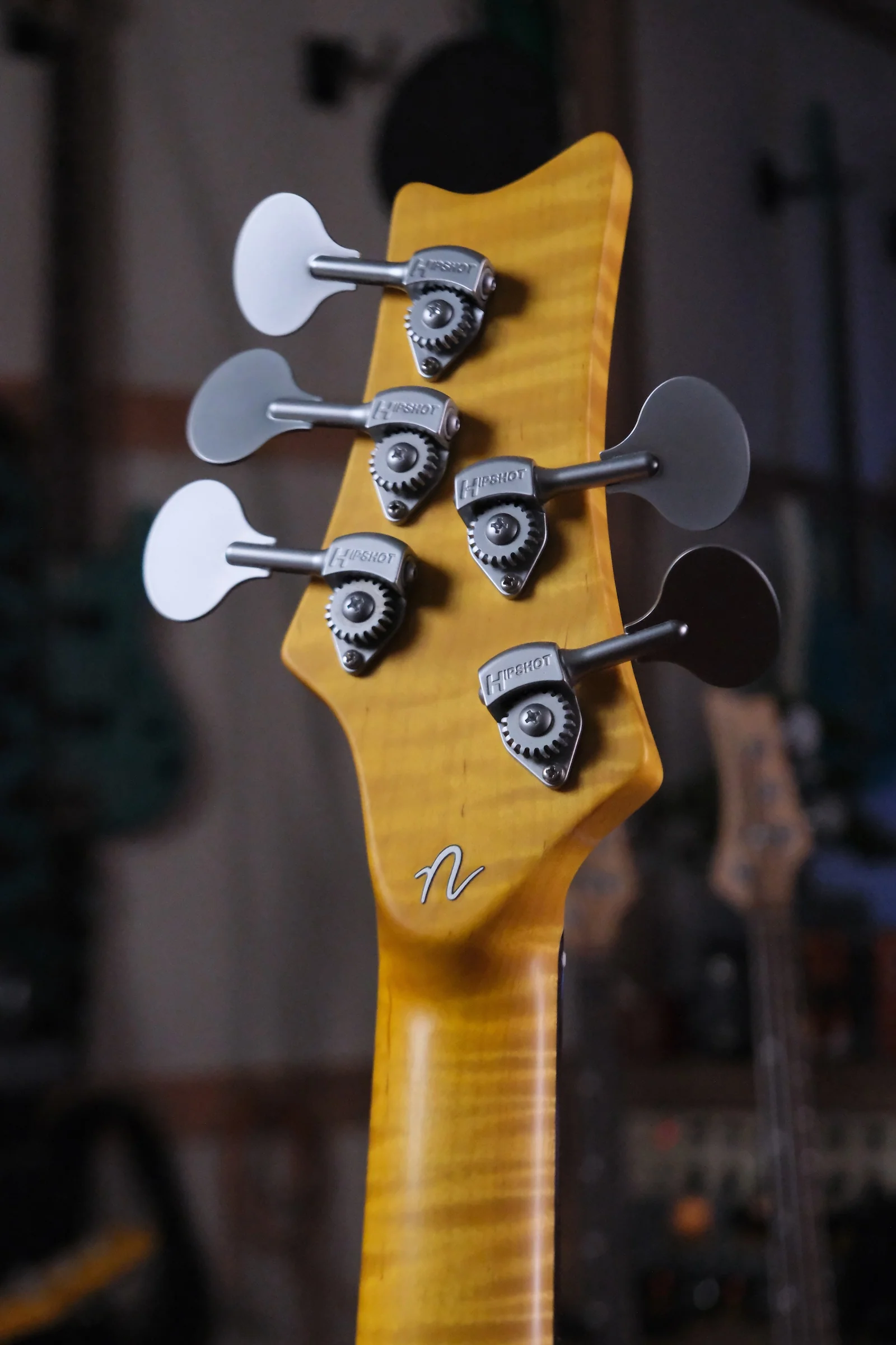 Acinonyx V Short Scale Bass Guitar - Aged White - Image 6