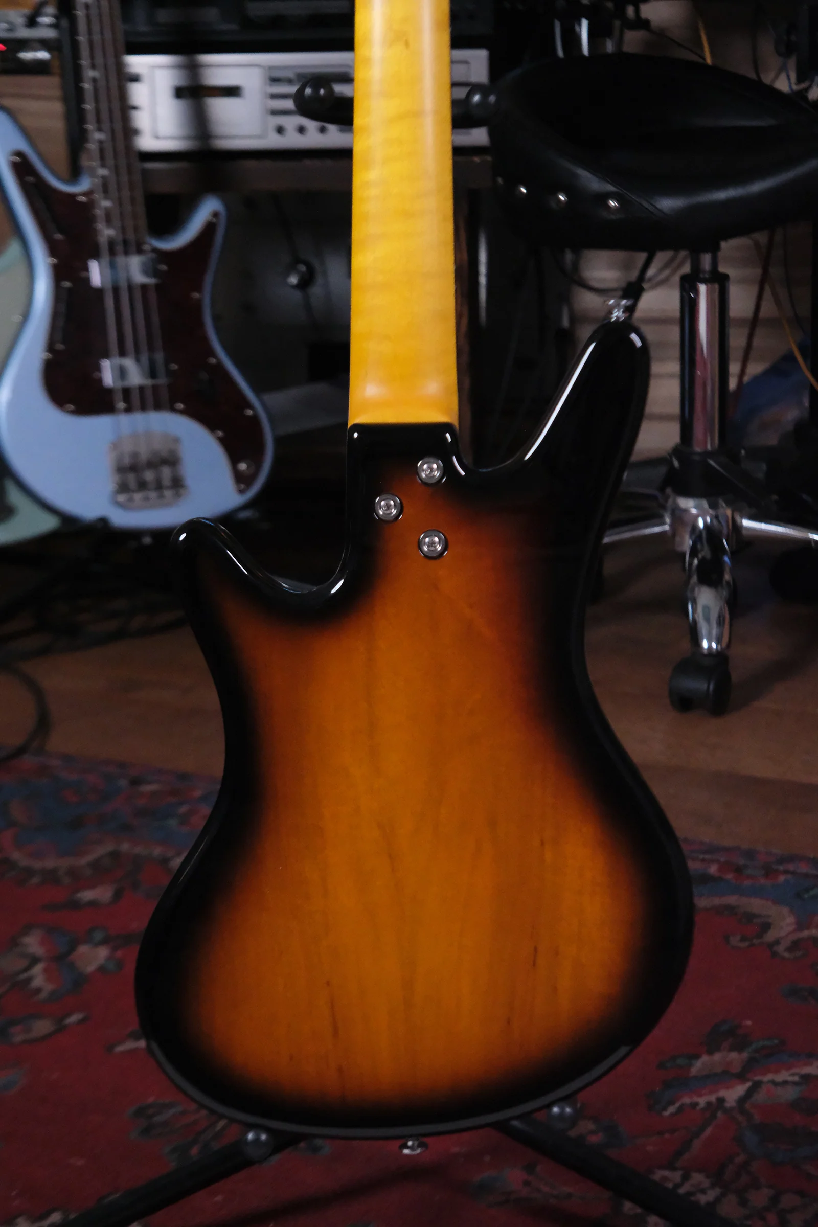 Acinonyx V Short Scale Bass Guitar - Two Tone Burst - Image 3