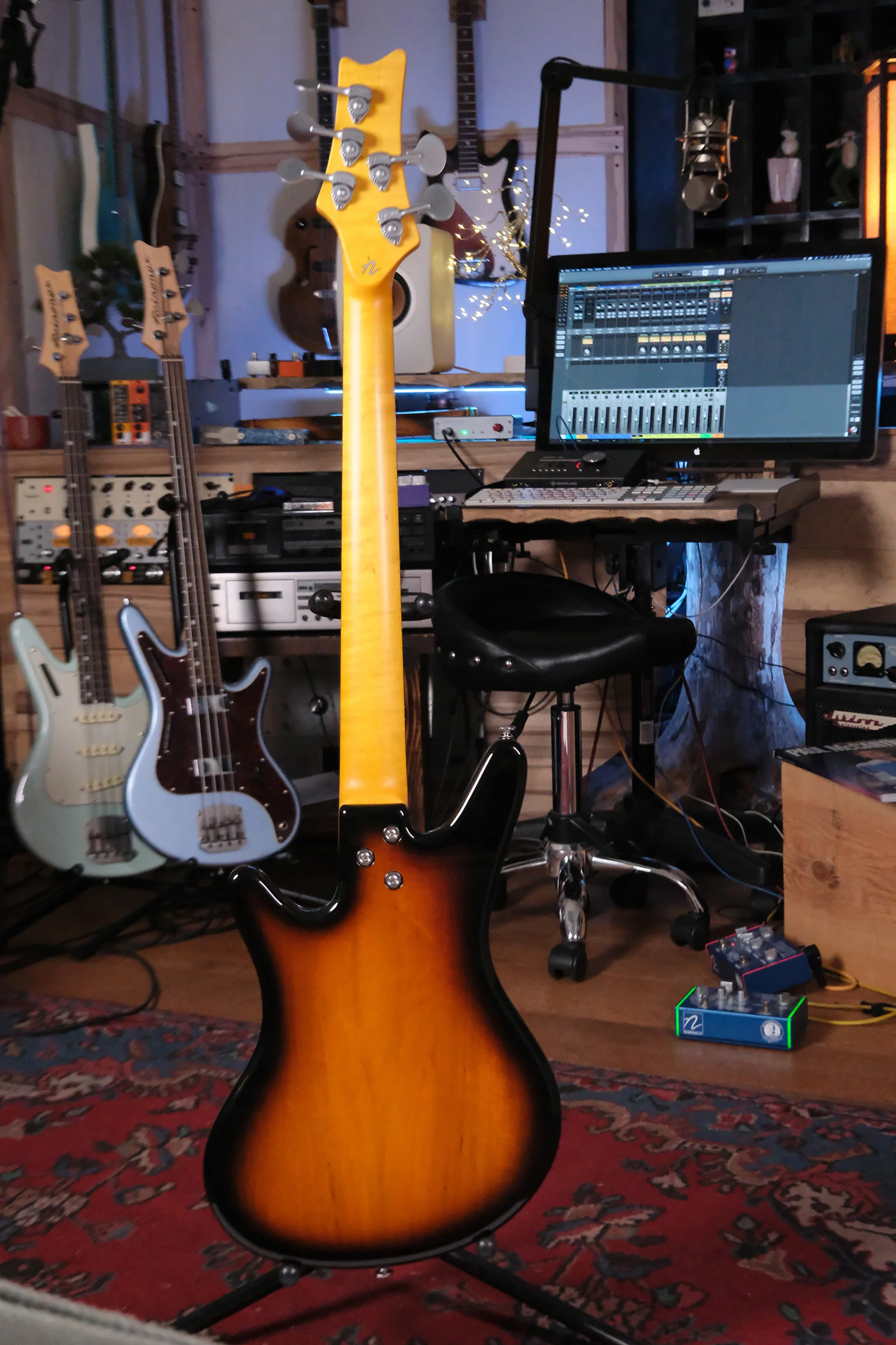 Acinonyx V Short Scale Bass Guitar - Two Tone Burst - Image 4