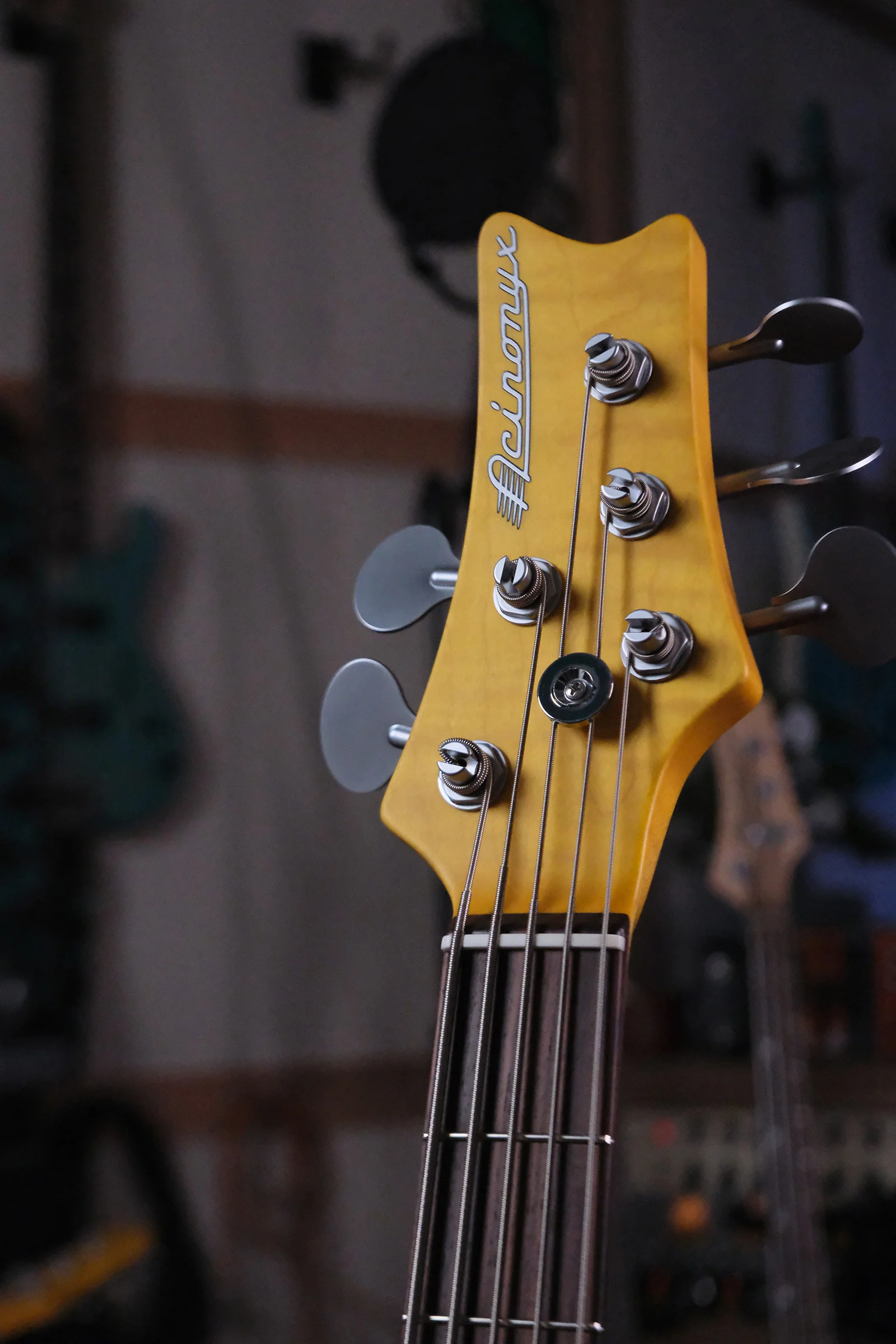 Acinonyx V Short Scale Bass Guitar - Two Tone Burst - Image 5
