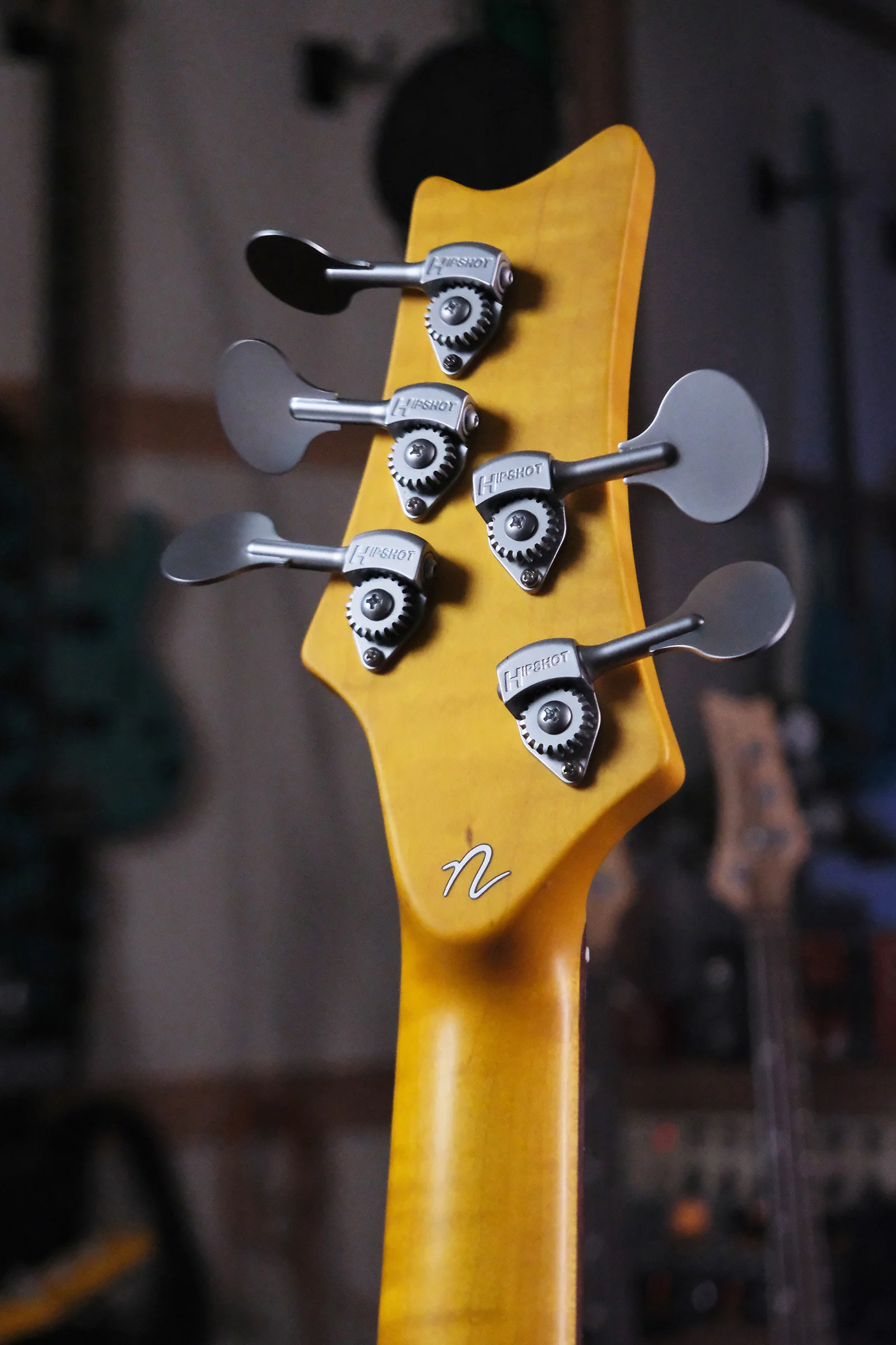 Acinonyx V Short Scale Bass Guitar - Two Tone Burst - Image 6